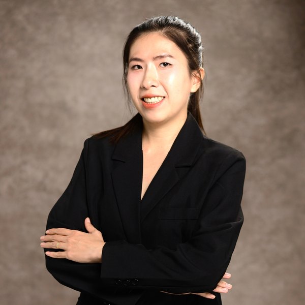 Giảng viên Ms. Yen Linh